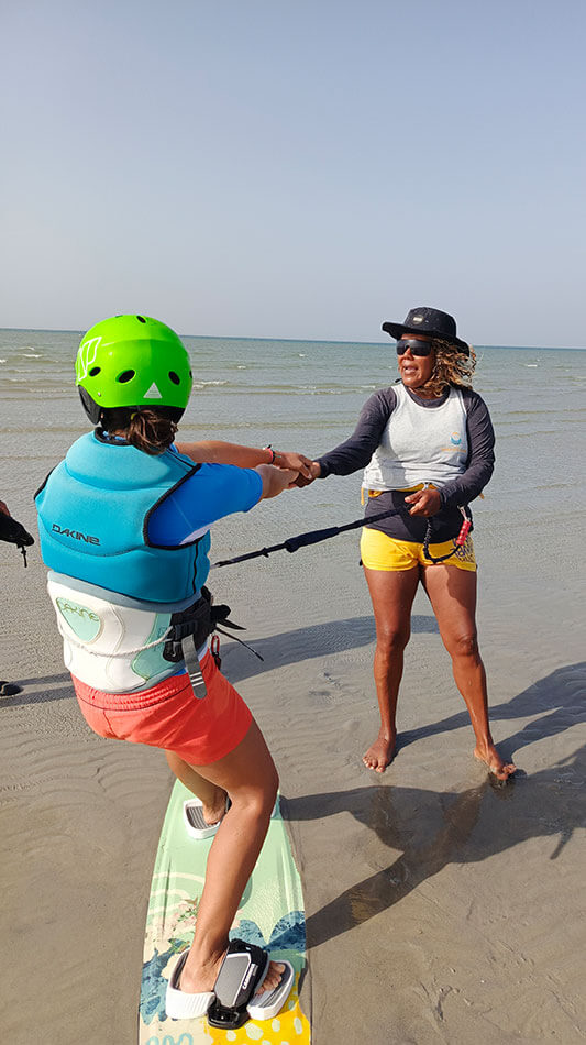 Mar&Luna instructor teaching student how to stand on the board properly